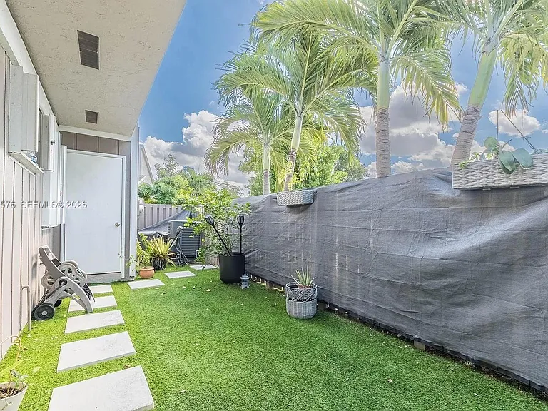 518 Woodgate Cir — Photo 13
