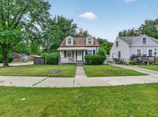 19209 Beaconsfield St, Harper Woods, MI 48225