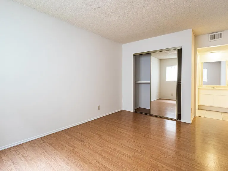 10845 Camarillo St #105 — Photo 17
