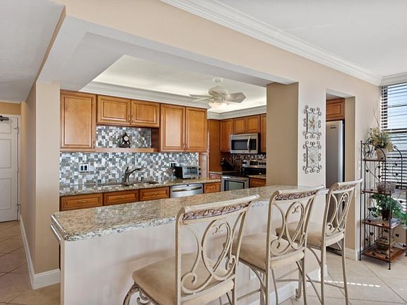 5th image of 380 Seaview Ct APT 706