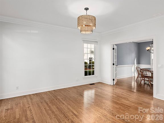 5th image of 906 Woodvine Rd