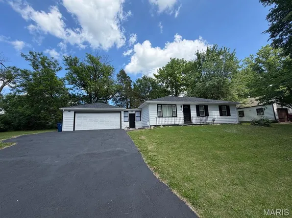340 Wedge Dr, Saint Louis, MO 63135