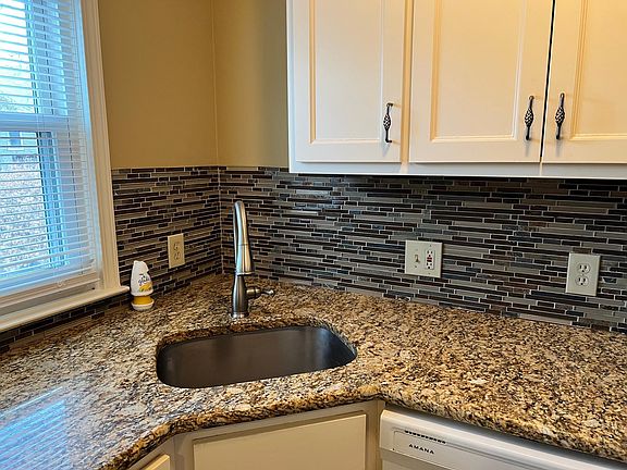 2nd image of 120 E Pocahontas Ln