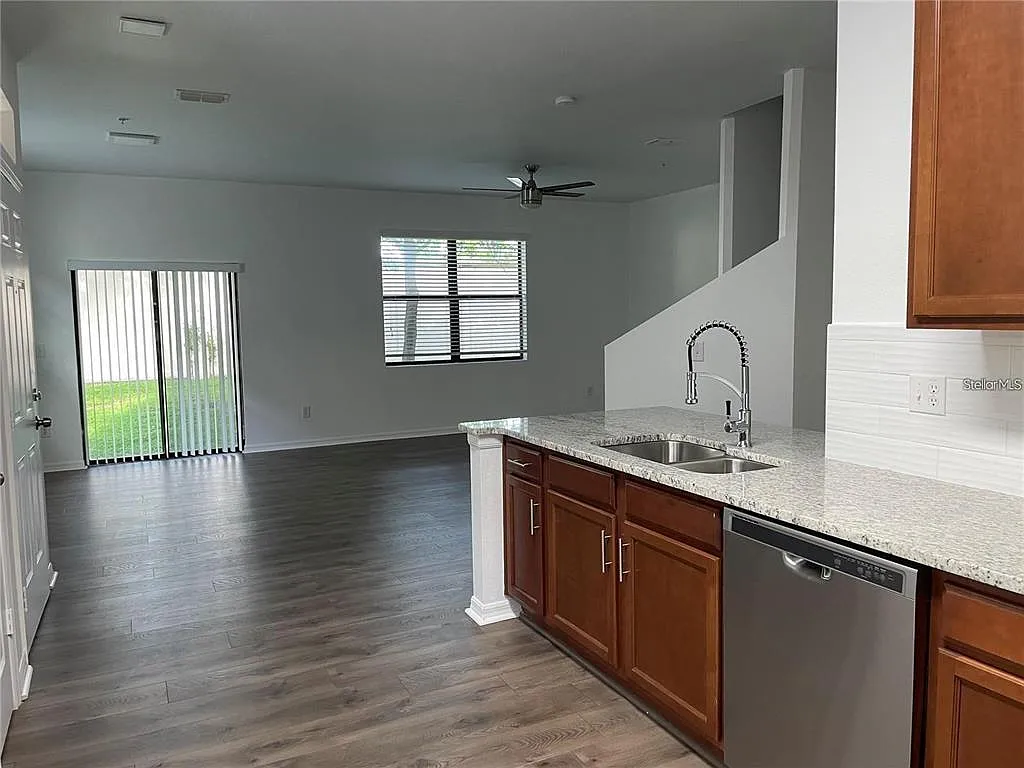 3 bed, 2.5 bath, 1461 sqft, $2,300 — Photo 4