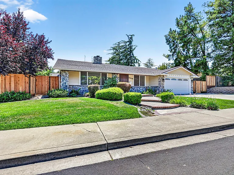2628 Superior Dr — Photo 4