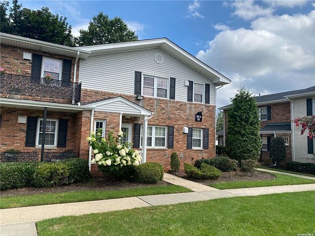 1st image of 304 Kensington Ln