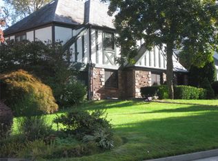 16 Woodcut Ln, Manhasset, NY 11030