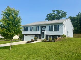 6 Rollingwood Dr, Naugatuck, CT 06770