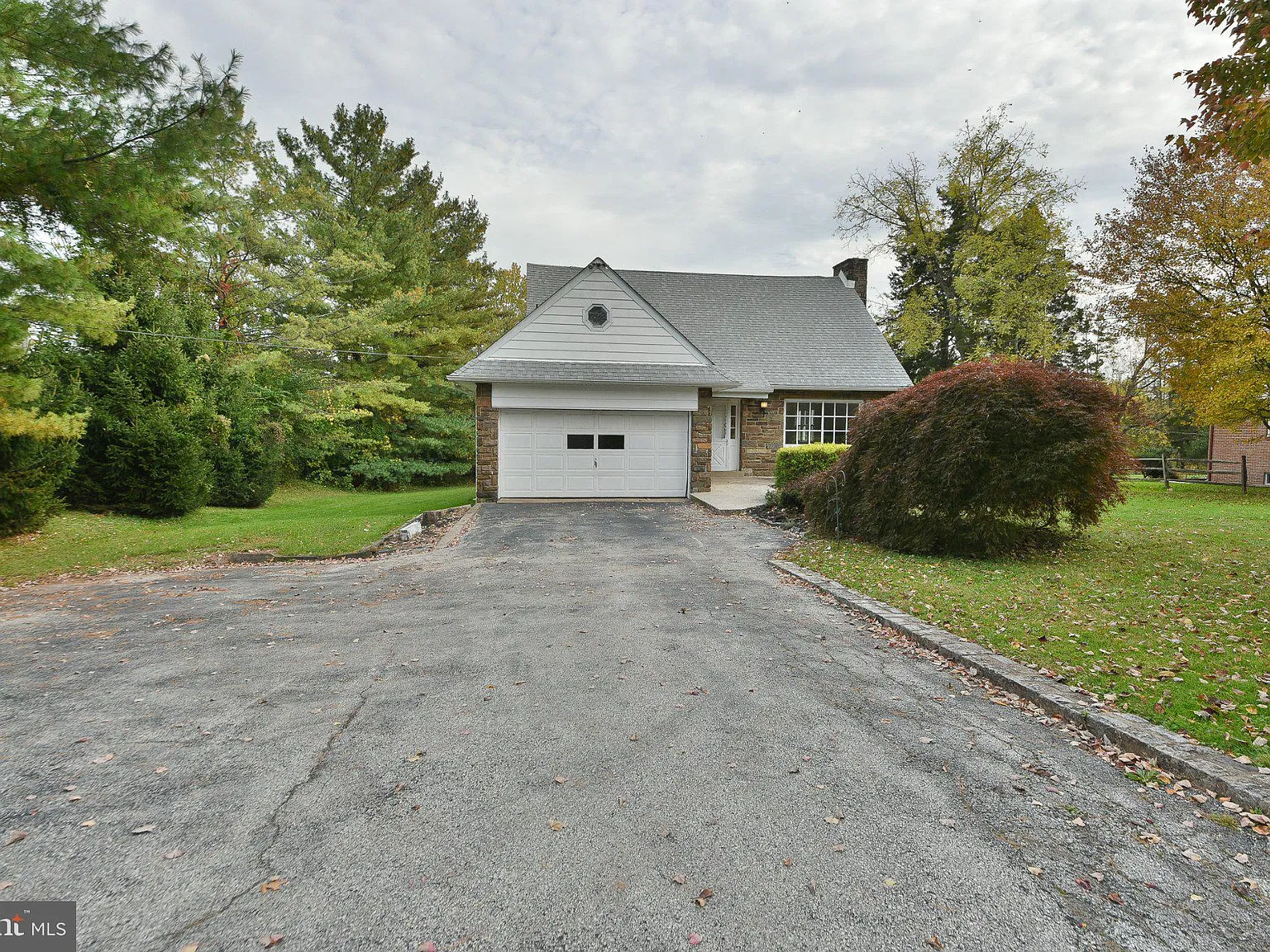 4 bed, 2.0 bath, 2038 sqft, $3,250 — Photo 2
