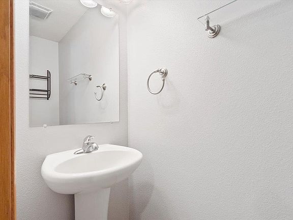 4th image of 4910 Algonquin Dr Unit 4