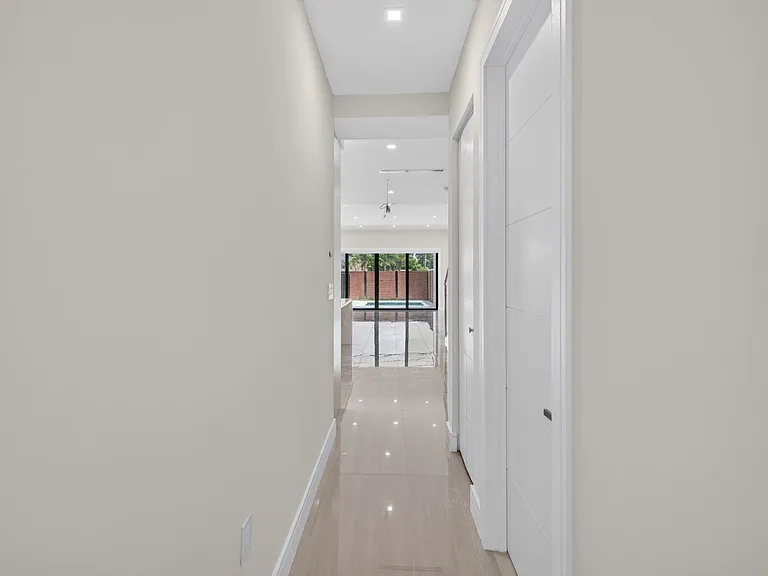 704 SW 9th St — Photo 6