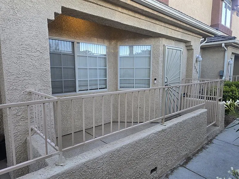 3 bed, 2.5 bath, 1320 sqft, $1,850 — Photo 3