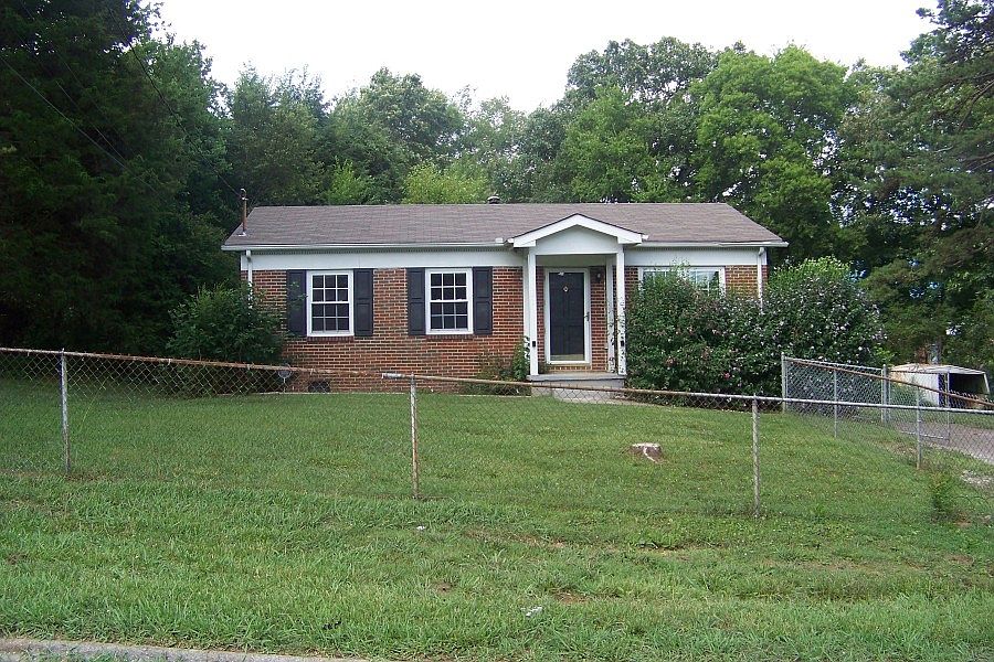 1st image of 2204 Deerwood Rd