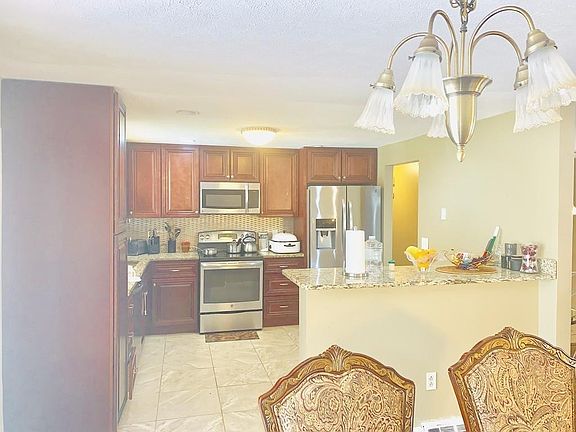 3rd image of 14 Sherwood Ave N
