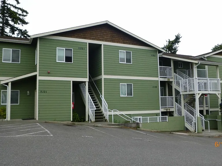 155 NE Kettle St — Photo 1