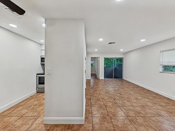 5th image of 825 SW 10th St #D