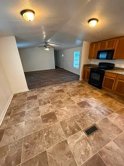 3 bed, 1280 sqft, $1,395 — Photo 4