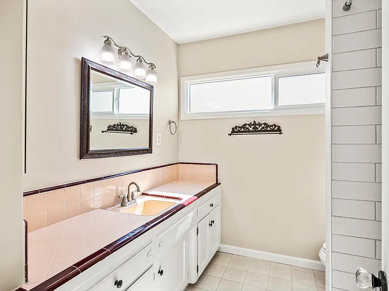1237 W Oak Ave — Photo 16