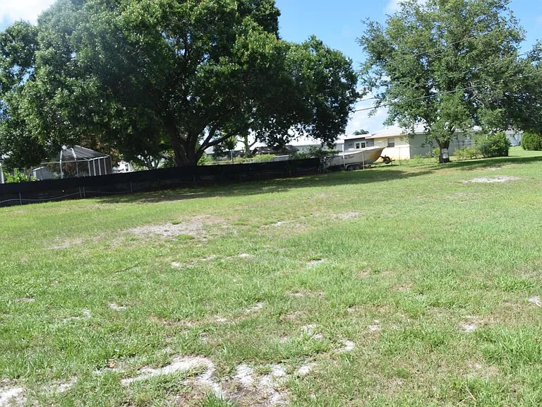 1881 SE Airoso Blvd — Photo 13