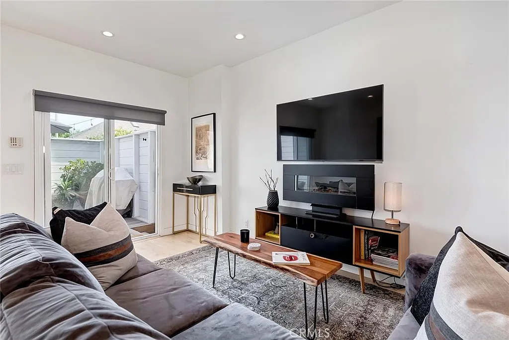3 bed, 1800 sqft, $7,950 — Photo 2