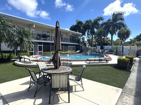1960 NE 1st St, Deerfield Beach, FL