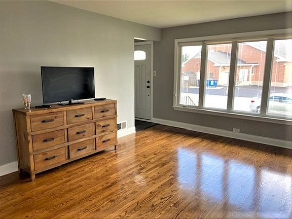 5th image of 2921 W 98th Pl