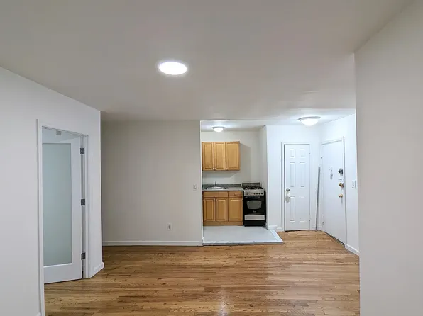 220 E 49th St APT 4B, New York, NY 10017