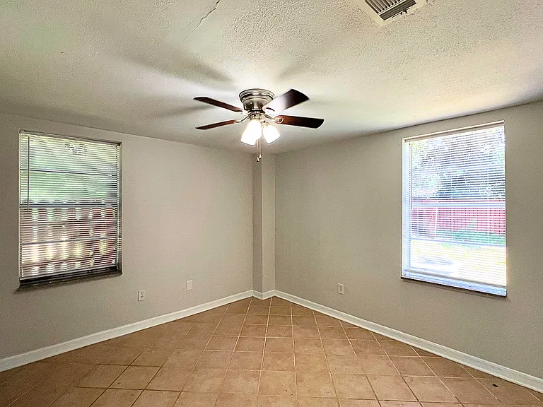 Willow Tree Apartments — Photo 20