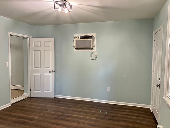 Master Bedroom with En Suite Bathroom & Walk-In Closet