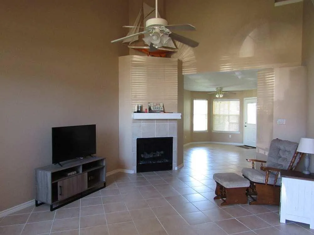3 bed, 2.0 bath, 1745 sqft, $2,350 — Photo 4