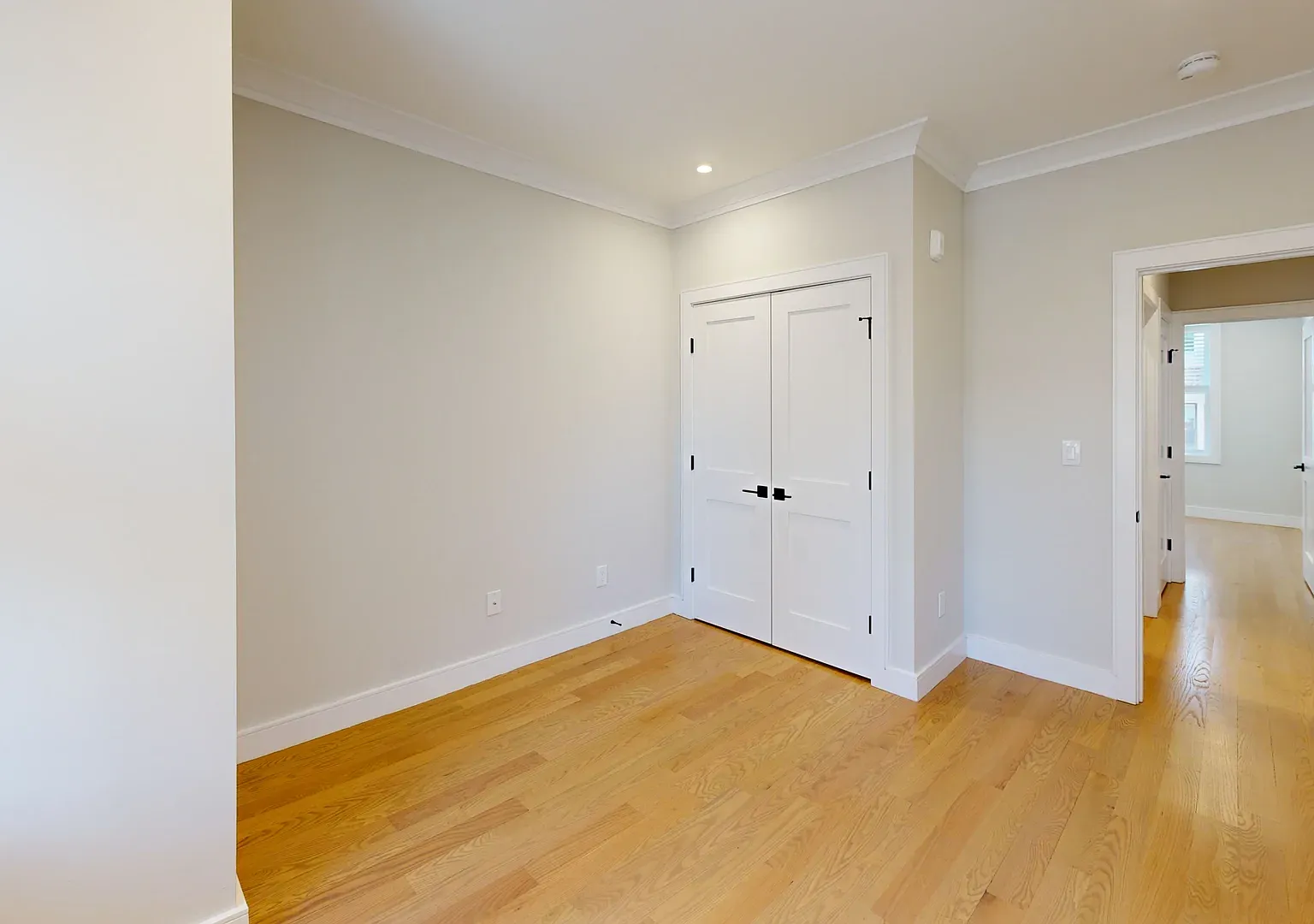 3 bed, 1000 sqft, $4,950 — Photo 3