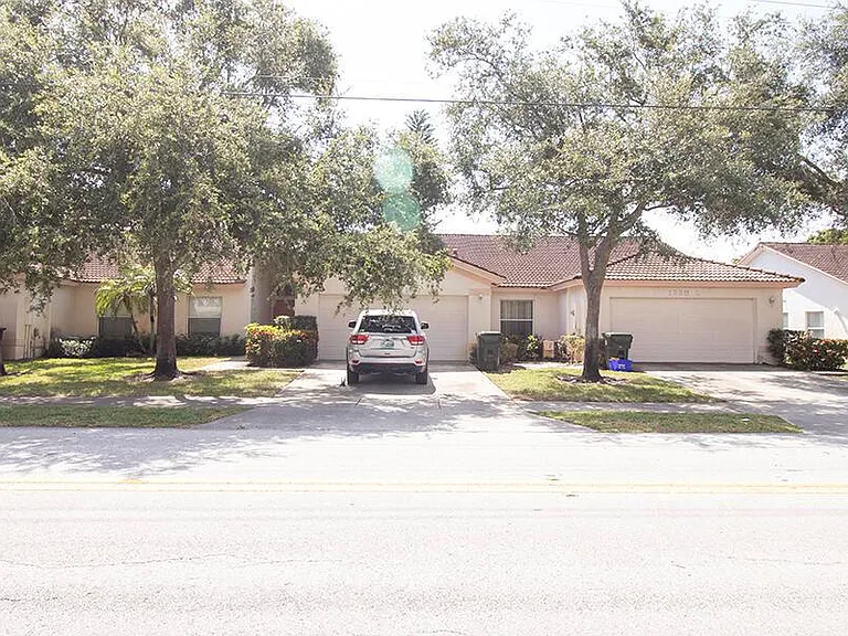 1220 NW 15th Ave — Photo 1