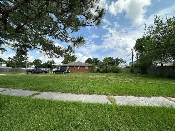 2205 Congressman Hebert Dr, Chalmette, LA 70043