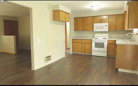 5th image of 1100 NE 122nd Ave