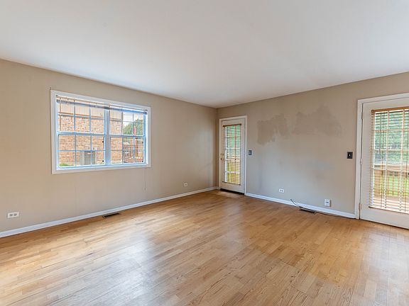 3rd image of 140 Louise Ct