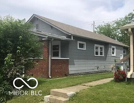 833 N Gladstone Ave — Photo 2