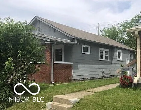 Building Photo - 833 N Gladstone Ave