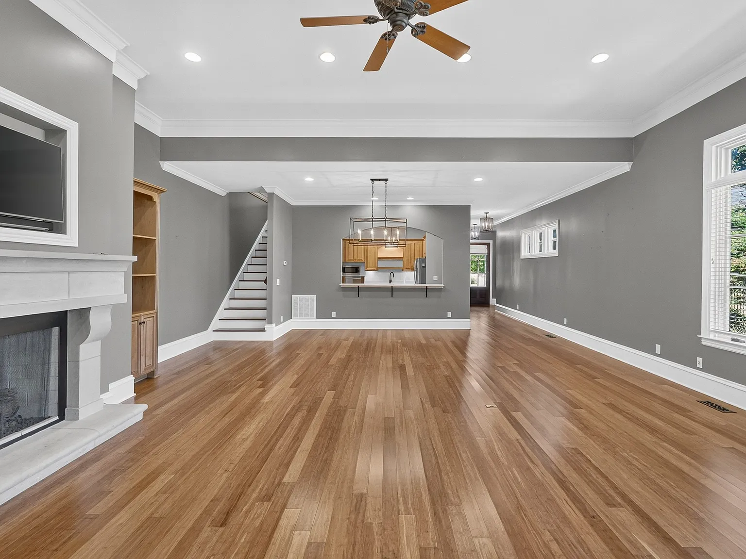 4 bed, 5.0 bath, 4424 sqft, $5,500 — Photo 3