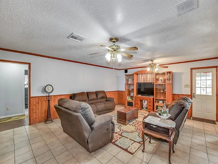 2528 Village Circle Dr — Photo 4