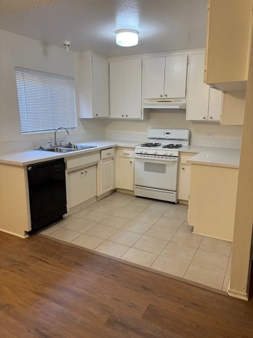 123 - Thompson Ave Apts — Photo 2