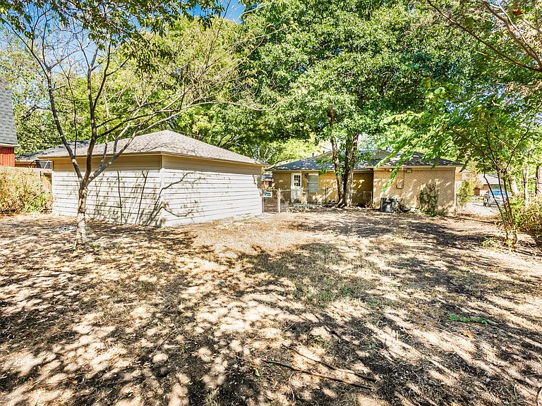 511 Classen Dr — Photo 21