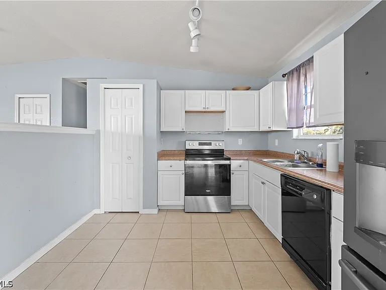 2028 NE 17th Pl — Photo 6