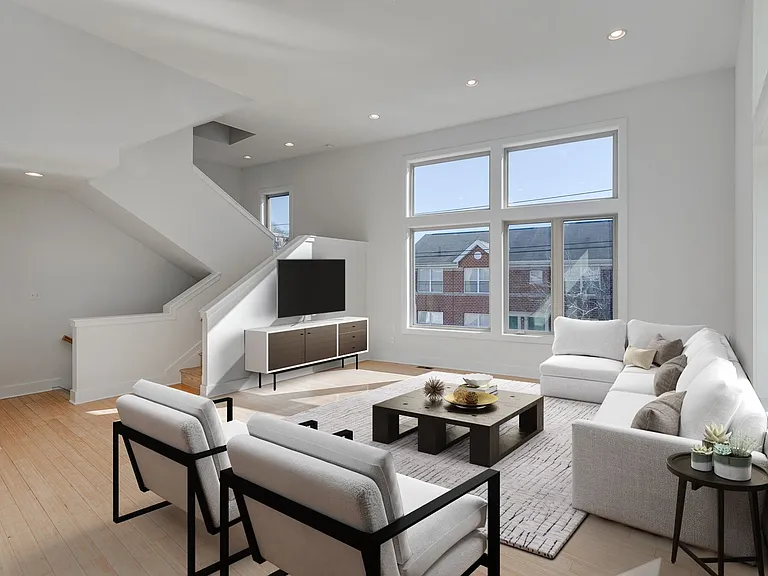 914G S 5th St — Photo 2