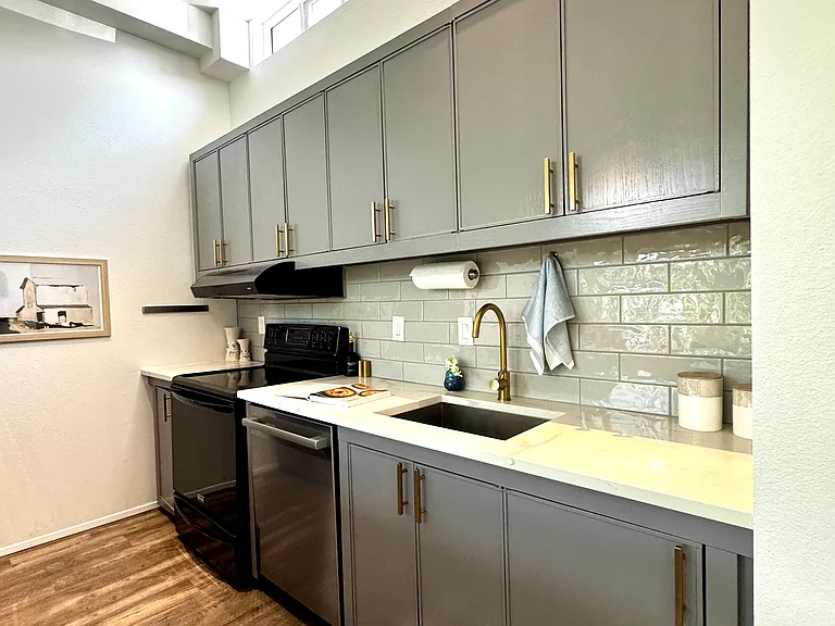 410 13th Ave E #Penthouse 3 — Photo 3