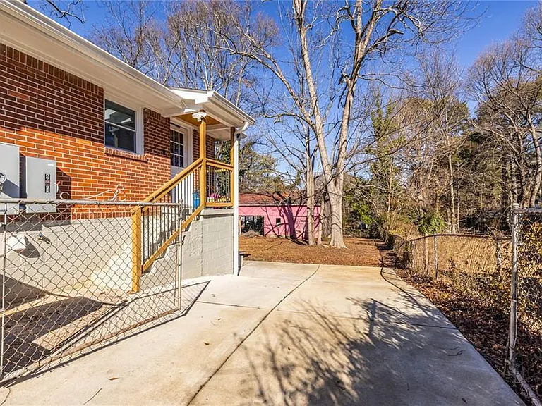 1122 Elaine Dr — Photo 3