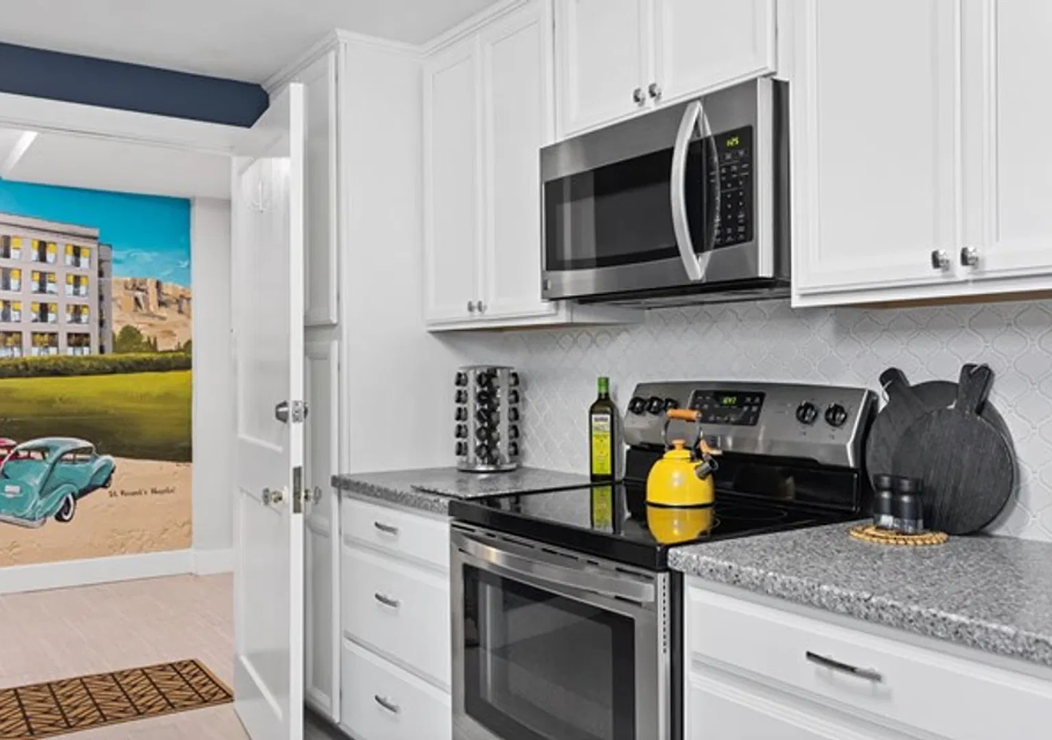 Cozy Furnished 1 Bedroom Basement Apartment Move-In Ready! — Photo 2