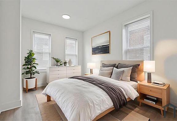 5th image of 2250 N Woodstock St #1