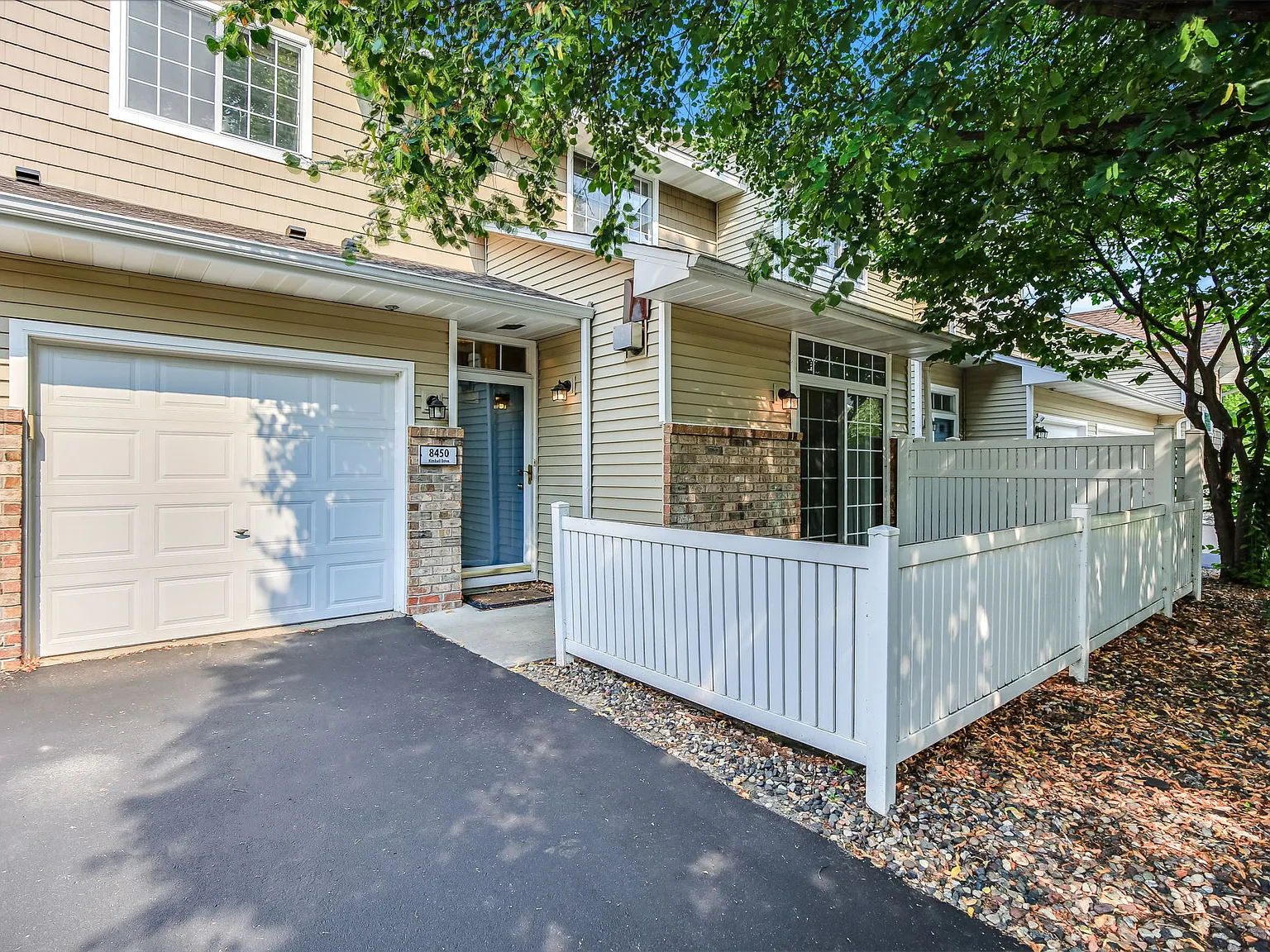 2 bed, 1226 sqft, $1,999 — Photo 2