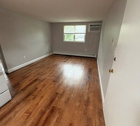 4th image of 10 Fuller St #17
