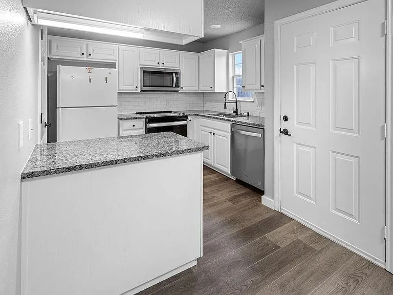 705 W Crawford St #709 — Photo 4
